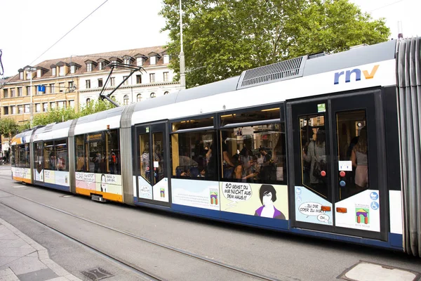 Spårvagnar Stannar För Skicka Och Emot Passagerare Tyska Folket Och — Stockfoto