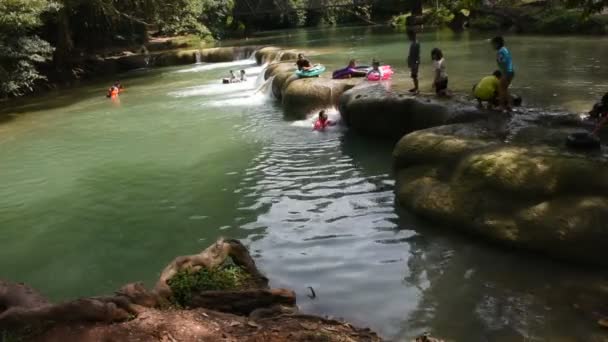 Thailänder Und Reisende Ausländer Reisen Entspannen Und Spielen Schwimmen Namtok — Stockvideo