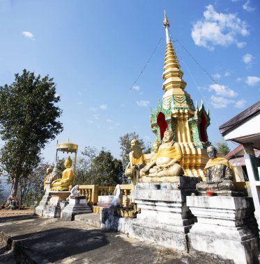 Stupa chedi ve Buda'nın heykel görüntüleri Wat Phrachao Thanchai ve Phra ki San Kwang tapınak Tay insanlar ve yabancı yolcuları için ziyaret edin ve Chiangrai şehir Chiang Rai, Tayland, dua saygı
