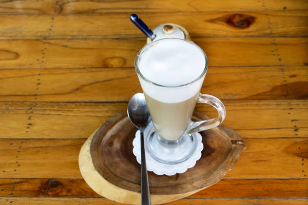 Gorąca Kawa Cappuccino Drewnianym Stole Coffeeshop Restauracja Mieście Chiang Rai — Zdjęcie stockowe