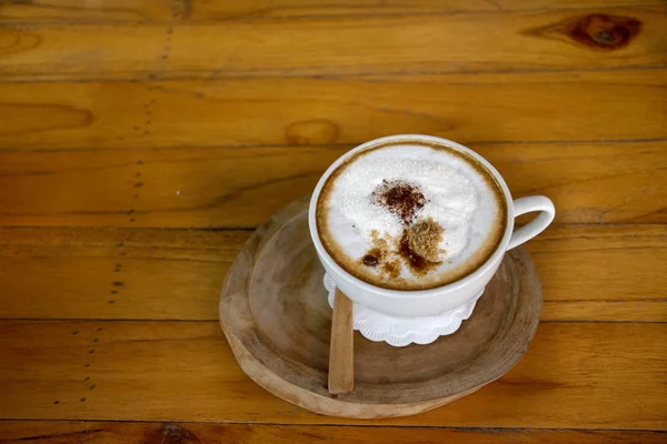 Gorąca Kawa Latte Drewnianym Stole Coffeeshop Restauracja Mieście Chiang Rai — Zdjęcie stockowe