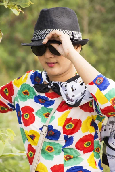 Тайская Женщина Модной Красочной Одежде Позирует Фото Открытом Воздухе Сельской — стоковое фото