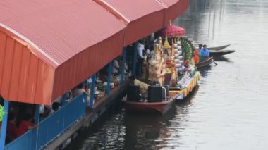 Nonthaburi, Tayland - 22 Kasım: Tay insanlar dua ve rahipler alay gıda ve şey sunulan hizmetlerden tekne almsgiving Wat Sai Yai, geleneği içinde 22 Kasım 2018 Nonthaburi, Tayland koymak