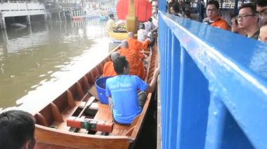 Nonthaburi, Tayland - 22 Kasım: Tay insanlar dua ve rahipler alay gıda ve şey sunulan hizmetlerden tekne almsgiving Wat Sai Yai, geleneği içinde 22 Kasım 2018 Nonthaburi, Tayland koymak