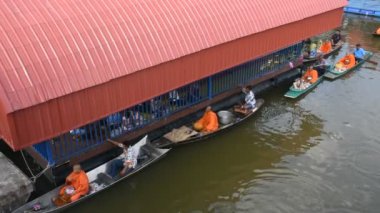 Nonthaburi, Tayland - 22 Kasım: Tay insanlar dua ve rahipler alay gıda ve şey sunulan hizmetlerden tekne almsgiving Wat Sai Yai, geleneği içinde 22 Kasım 2018 Nonthaburi, Tayland koymak