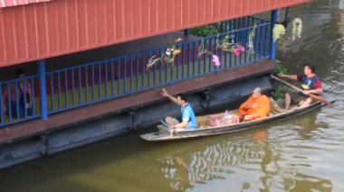 Nonthaburi, Tayland - 22 Kasım: Tay insanlar dua ve rahipler alay gıda ve şey sunulan hizmetlerden tekne almsgiving Wat Sai Yai, geleneği içinde 22 Kasım 2018 Nonthaburi, Tayland koymak