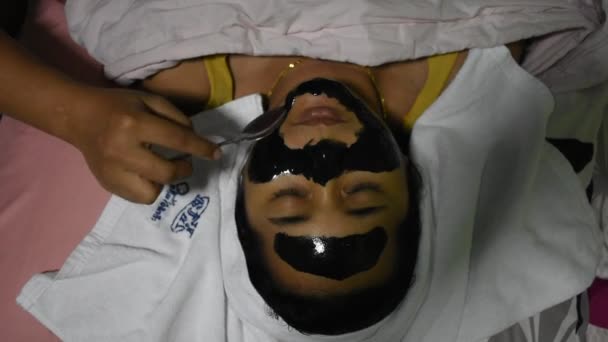 Nonthaburi Thailandia Novembre Donne Thailandesi Dormono Spa Maschera Scrub Sul — Video Stock