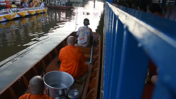 Nonthaburi Ταϊλάνδη Νοεμβρίου Ταϊλάνδης Άνθρωποι Προσεύχονται Και Θέσει Προσφορές Τροφίμων — Αρχείο Βίντεο