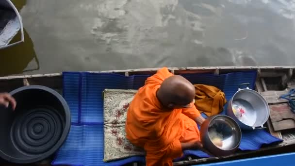 Nonthaburi Tailandia Noviembre Los Tailandeses Rezan Ponen Comida Ofrendas Los — Vídeos de Stock