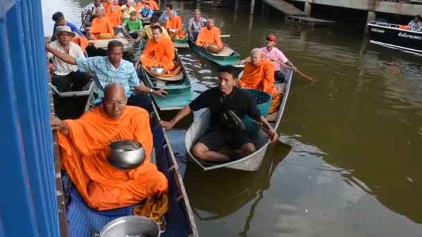 Nonthaburi Tailandia Noviembre Los Tailandeses Rezan Ponen Comida Ofrendas Los — Vídeos de Stock