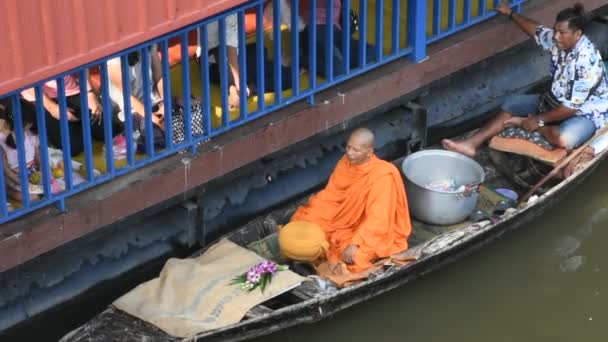 タイの人々 が祈るし 2018 日ノンタブリ タイでのワット ヤイで喜捨の伝統のボートに僧侶の行列飲食物の提供を置くノンタブリ — ストック動画