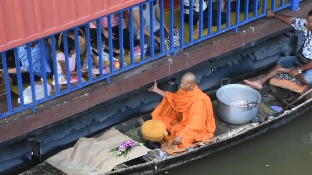 タイの人々 が祈るし 2018 日ノンタブリ タイでのワット ヤイで喜捨の伝統のボートに僧侶の行列飲食物の提供を置くノンタブリ — ストック動画