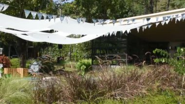 İnsanlar ve seyahat etmek için Bahçe Mobilya ve yaslanın ve rahatlayın, kahvehane ve sokak el yapımı piyasa Nakhon Ratchasima, Tayland'da adil açık