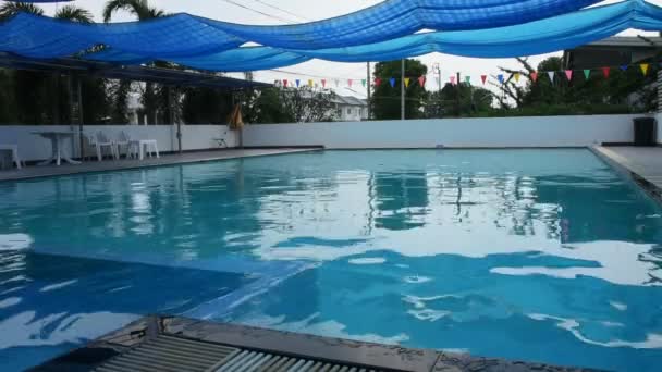 人の水泳のスポーツ クラブのプール 2018 日ノンタブリ タイでの屋外でプレイ — ストック動画