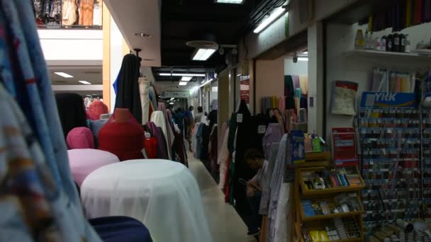 泰国曼谷 12月3日 2018年12月3日 泰国曼谷小印度 Phahurat 人们步行参观和购买印度商场商店的配件面料材料 — 图库视频影像