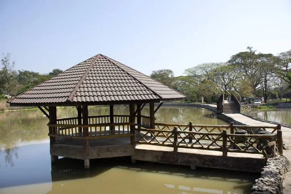 泰国清莱的巴腾温泉池塘内的经典凉亭 供泰国人和外国人游客在户外参观 — 图库照片