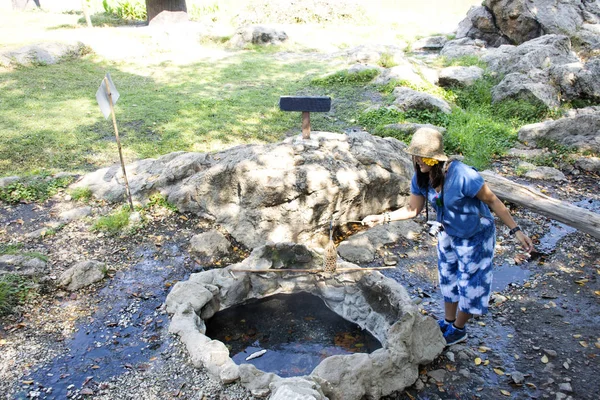 Pelancong Wanita Thailand Memasak Telur Rebus Mata Air Panas Tueng — Stok Foto