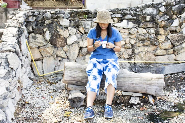 Travelers Thai Woman Travel Sitting Relax Trunk Bench Garden Tueng — Stock Photo, Image