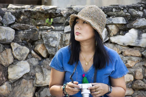Мандрівників Тайського Жінка Подорожей Відпочинку Відпочити Лавці Стовбура Саду Tueng — стокове фото