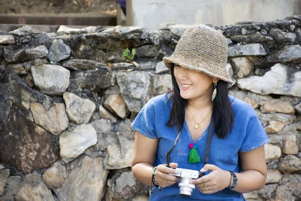 Ταξιδιώτες Γυναίκα Της Ταϊλάνδης Ταξιδιωτικά Και Κάθεται Χαλαρώσετε Στον Κορμό — Φωτογραφία Αρχείου