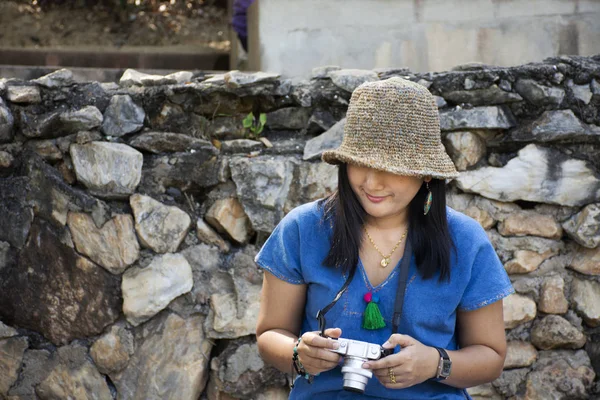 Podróżujący Tajski Kobieta Podróży Biesiada Odpocząć Ławce Tułowia Ogrodzie Tueng — Zdjęcie stockowe