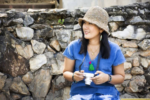 Travelers Thai Woman Travel Sitting Relax Trunk Bench Garden Tueng — Fotografia de Stock