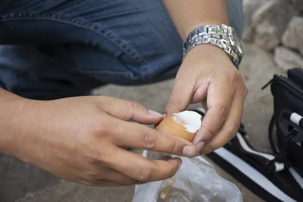 Тайский Мужчина Чистит Яйца После Варки Горячем Источнике Туенг Mae — стоковое фото