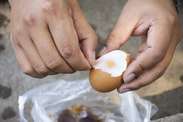 Tay adam kabuk soyma haşlanmış yumurta Pa Tueng kaplıca, Chiang Rai, Tayland Mae Chan sıcak bahar kaynama pişirme sonra