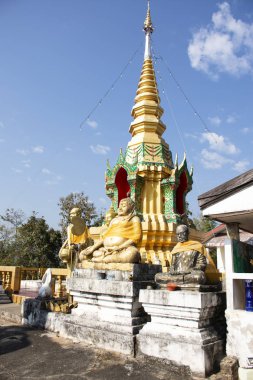 Stupa chedi ve Buda'nın heykel görüntüleri Wat Phrachao Thanchai ve Phra ki San Kwang tapınak Tay insanlar ve yabancı yolcuları için ziyaret edin ve Chiangrai şehir Chiang Rai, Tayland, dua saygı