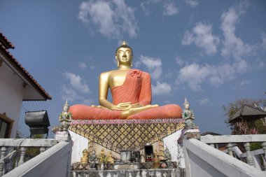 Stupa chedi ve Buda'nın heykel görüntüleri Wat Phrachao Thanchai ve Phra ki San Kwang tapınak Tay insanlar ve yabancı yolcuları için ziyaret edin ve Chiangrai şehir Chiang Rai, Tayland, dua saygı