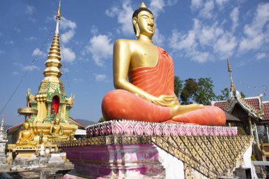 Stupa chedi ve Buda'nın heykel görüntüleri Wat Phrachao Thanchai ve Phra ki San Kwang tapınak Tay insanlar ve yabancı yolcuları için ziyaret edin ve Chiangrai şehir Chiang Rai, Tayland, dua saygı