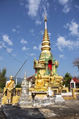 Stupa chedi ve Buda'nın heykel görüntüleri Wat Phrachao Thanchai ve Phra ki San Kwang tapınak Tay insanlar ve yabancı yolcuları için ziyaret edin ve Chiangrai şehir Chiang Rai, Tayland, dua saygı