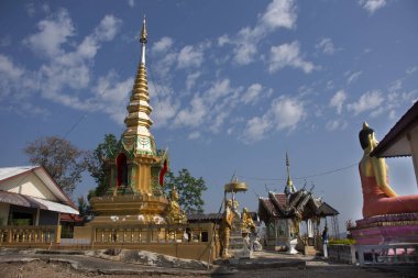 Stupa chedi ve Buda'nın heykel görüntüleri Wat Phrachao Thanchai ve Phra ki San Kwang tapınak Tay insanlar ve yabancı yolcuları için ziyaret edin ve Chiangrai şehir Chiang Rai, Tayland, dua saygı