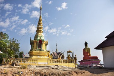 Stupa chedi ve Buda'nın heykel görüntüleri Wat Phrachao Thanchai ve Phra ki San Kwang tapınak Tay insanlar ve yabancı yolcuları için ziyaret edin ve Chiangrai şehir Chiang Rai, Tayland, dua saygı