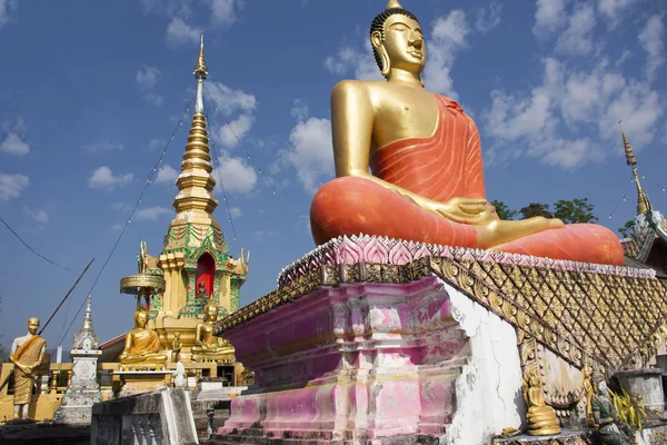 Stupa chedi ve Buda'nın heykel görüntüleri Wat Phrachao Thanchai ve Phra ki San Kwang tapınak Tay insanlar ve yabancı yolcuları için ziyaret edin ve Chiangrai şehir Chiang Rai, Tayland, dua saygı
