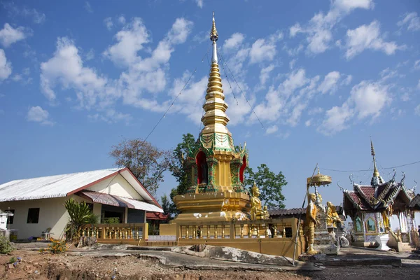 Stupa 방문이 사람과 외국인 여행자에 Phrachao Thanchai 체디와 부처님 이미지 — 스톡 사진