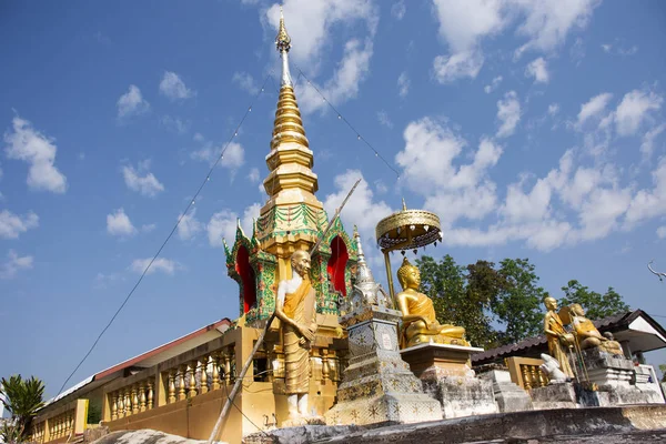 仏舎利塔タイ人や外国人旅行者のためのワット Phrachao Thanchai サン光寺仏塔と仏の像イメージは訪問し チェンライ タイのチェンライ市で祈りを尊重 — ストック写真
