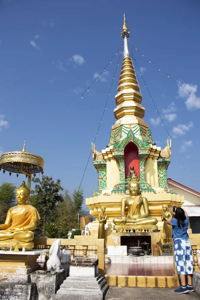 在泰国清莱的清莱市 泰国人民和外国人游客参观和祈祷的普劳豪丹凯和圣光寺的斯图帕切迪和佛像图像 — 图库照片