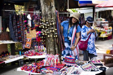 Asya Tay insanlar gezi ve alışveriş ürün ve yerel dükkan sokak gıda piyasa Doi Tung Kraliyet Villası ve Mae Fah Luang bahçede Chiang Rai, Tayland