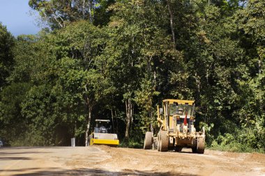 Asya Tayland çalışanların ağır makine motor sınıf ve Vibrasyonlu silindir çalışma yapılan kullanımı ve Şubat'ta Doi Tung dağ Road'da inşa 22,2018 Chiang Rai, Tayland