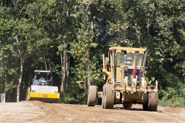 Asya Tayland çalışanların ağır makine motor sınıf ve Vibrasyonlu silindir çalışma yapılan kullanımı ve Şubat'ta Doi Tung dağ Road'da inşa 22,2018 Chiang Rai, Tayland