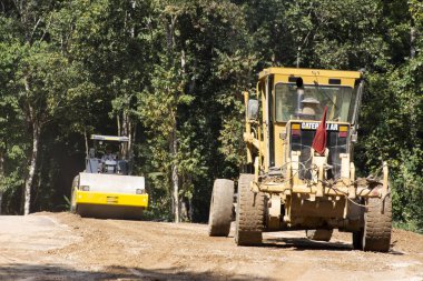 Asya Tayland çalışanların ağır makine motor sınıf ve Vibrasyonlu silindir çalışma yapılan kullanımı ve Şubat'ta Doi Tung dağ Road'da inşa 22,2018 Chiang Rai, Tayland