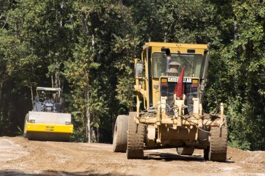 Asya Tayland çalışanların ağır makine motor sınıf ve Vibrasyonlu silindir çalışma yapılan kullanımı ve Şubat'ta Doi Tung dağ Road'da inşa 22,2018 Chiang Rai, Tayland