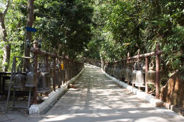 Birçok büyük metal çan Wat Phra ki Doi Tung, Chiang Rai, Tayland, Tayland insanlar ve gezgin yabancı için ziyaret seyahat ve saygı dua knock
