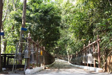 Birçok büyük metal çan Wat Phra ki Doi Tung, Chiang Rai, Tayland, Tayland insanlar ve gezgin yabancı için ziyaret seyahat ve saygı dua knock