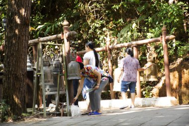 Tay insanlar ve yabancı ziyaret ve büyük metal çan 22 Şubat 2018 yılında Chiang Rai, Tayland tarihinde dua eden chedi ve Buda'nın emanetler Wat Phra ki Doi Tung, saygı