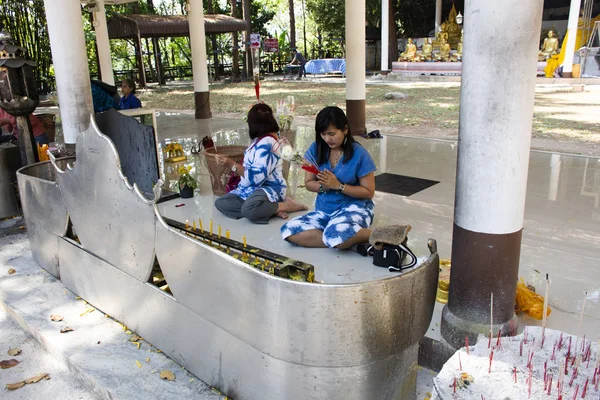 Азиатские Тайские Женщины Мать Дочь Сидят Уважают Молящуюся Статую Будды — стоковое фото