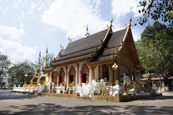 Thailänder Und Ausländische Reisende Besuchen Und Respektieren Betende Chedi Und — Stockfoto
