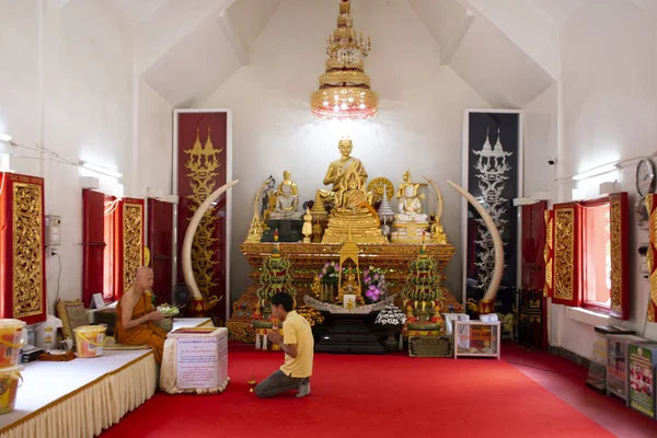 Asijské Thajština Muž Sedící Respekt Modlit Mnichy Socha Buddhy Ubosot — Stock fotografie