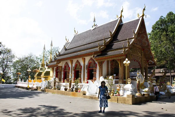 泰国清莱的卧佛寺 泰国民众摆出旅行之旅 并尊重祈祷的切迪 斯图帕和佛陀的遗物 — 图库照片